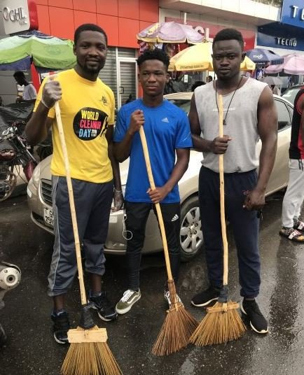 Abraham Attah And “Dad” Teams Up In A Clean-Up Exercise At Takoradi Market Circle
