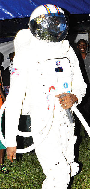 Jose_Chameleone_suit.jpg
