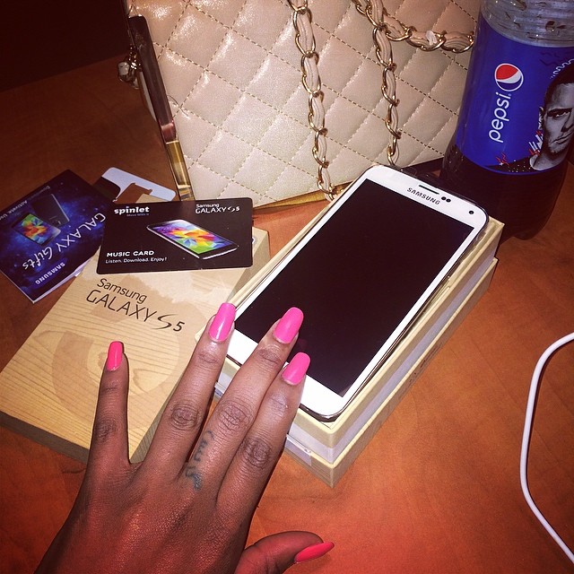 huddaH_PHONE.jpg