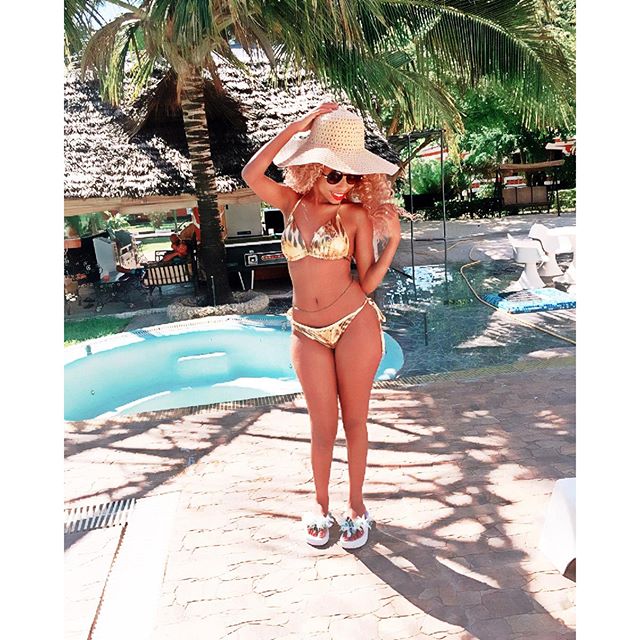 salma_bikini.jpg