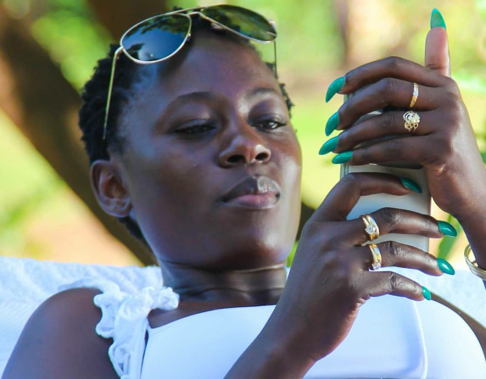 “I have bought all kinds of notes, edge 2 ,3,4,5,6” Akothee boasts of Kes 3 million phone collection (Photos)