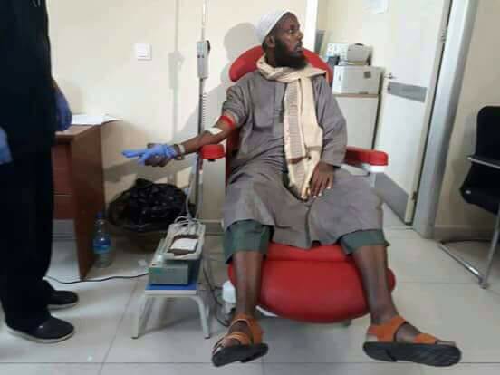 Mukhtar Robow donates blood to Mogadishu blast victims