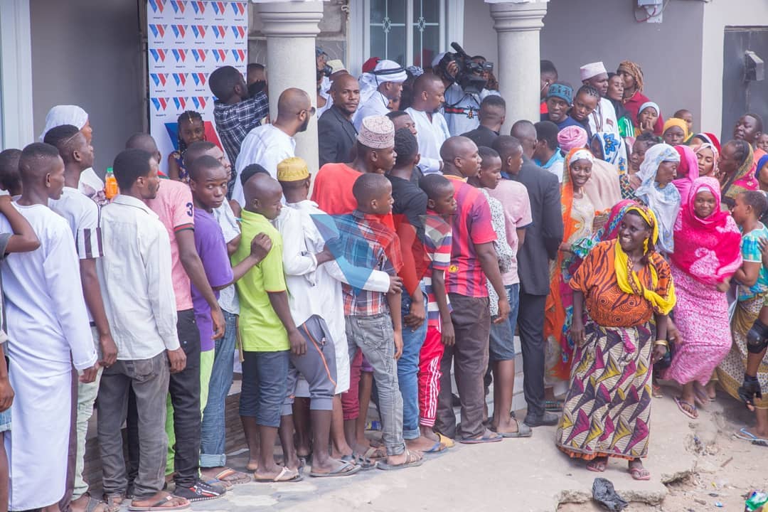 People queue to receive money from Diamond