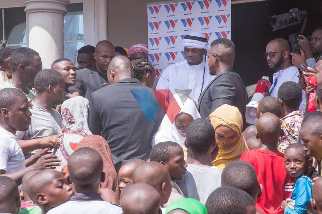 Diamond Platnumz dish out money to people