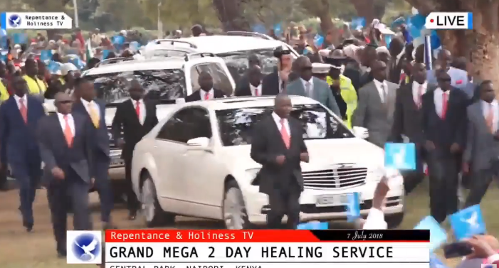 Kenyans shocked after watching Prophet Owuor enter Uhuru Gardens under tight security like a president(video) 