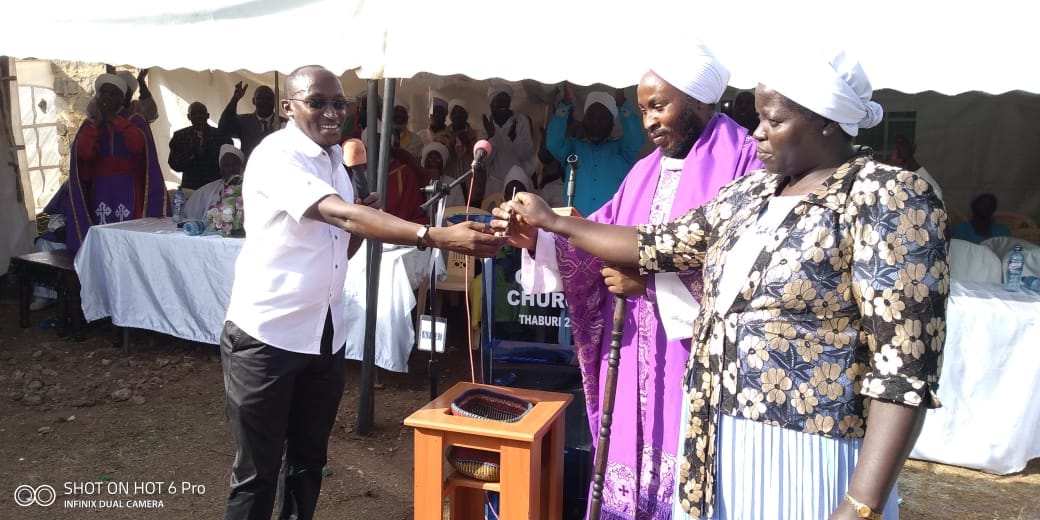 Hon Njoroge Kururia hands over car key to the Mukurino bishop and his wife
