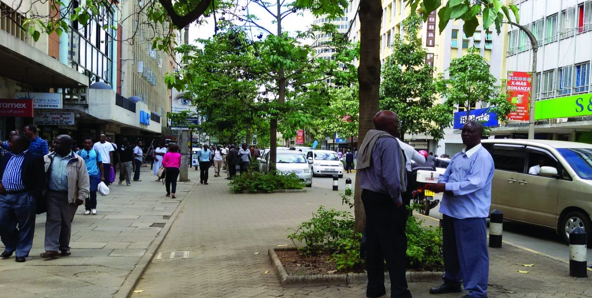 How muggers strike in the middle of a crowd on a busy pavement, and no one’s the wiser!