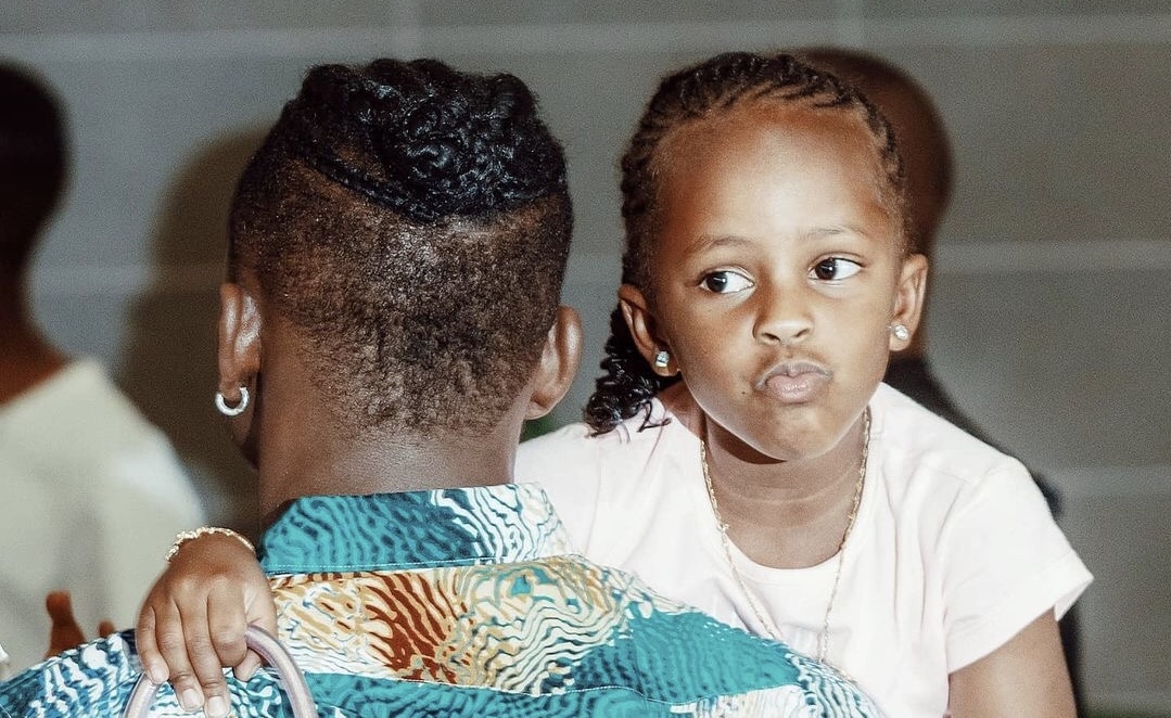 Daddy’s girl! Tiffah breaks down shortly after arriving in SA, demands to see her papa (Video)