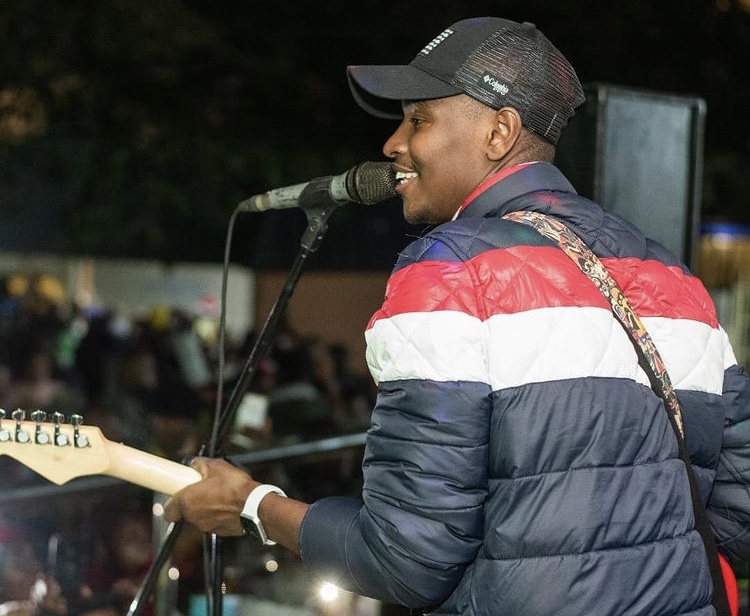 “Unaweza jipata pumwani” Samidoh warns slay queen tempting him with seductive dance moves at local joint (Video)
