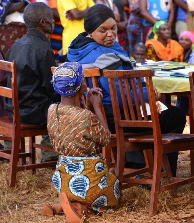 Photo of Mother Kneeling and Begging Politician Outrages KOT