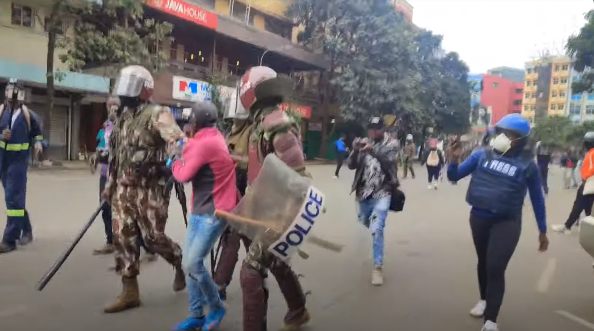 Police Forced by the Crowd to Release a Protestor They Had Captured