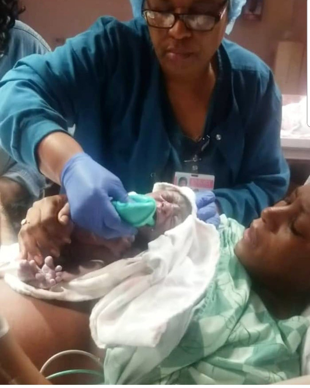 Is Linda Ikeji trying to discredit Kemi Olunloyo and her surrogacy story? She claims to have a video of the birth process