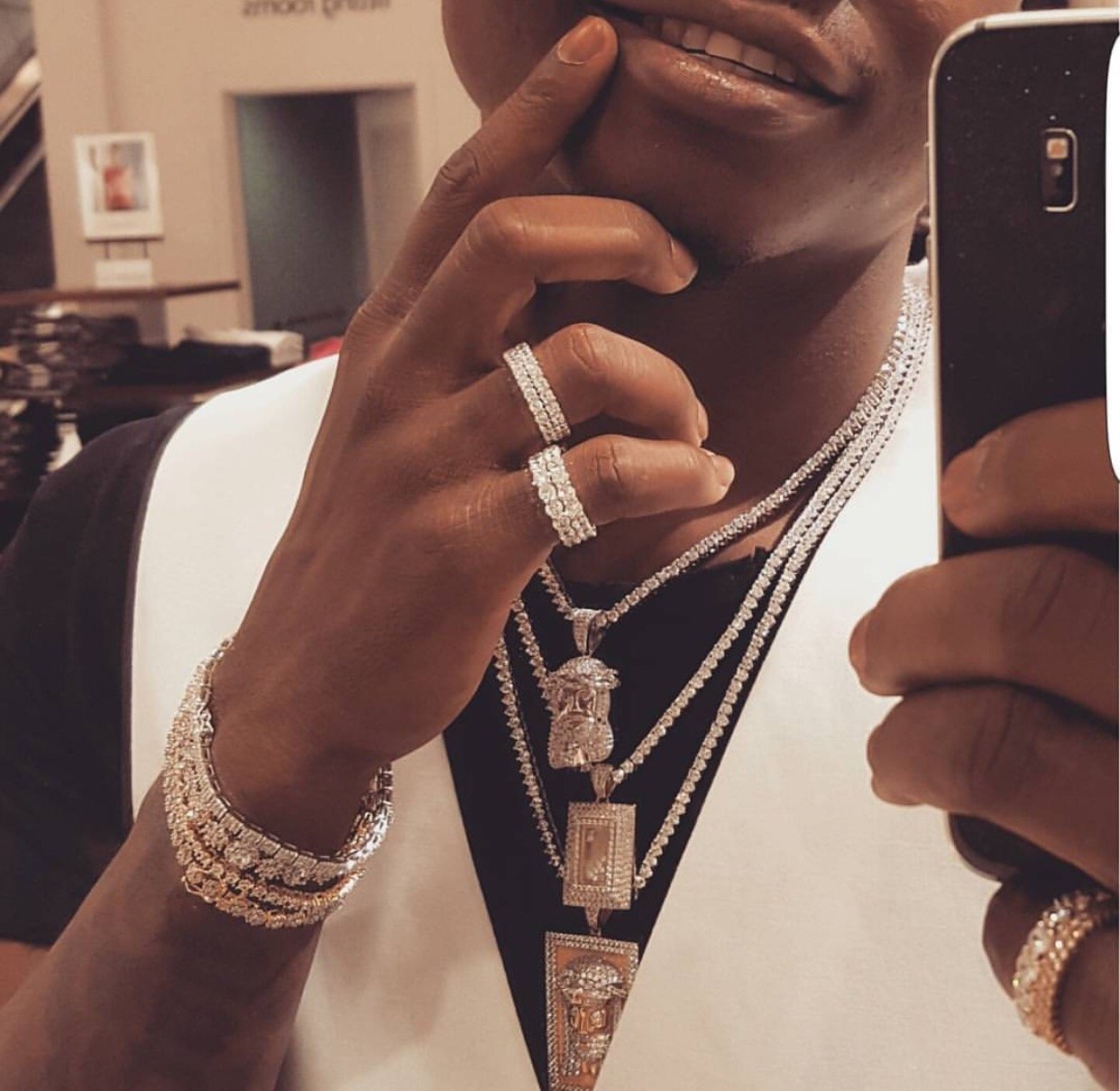Harmonize aonyesha Pete, saa na mikifu yake ya dhahabu yenye dhamana ya mamilioni