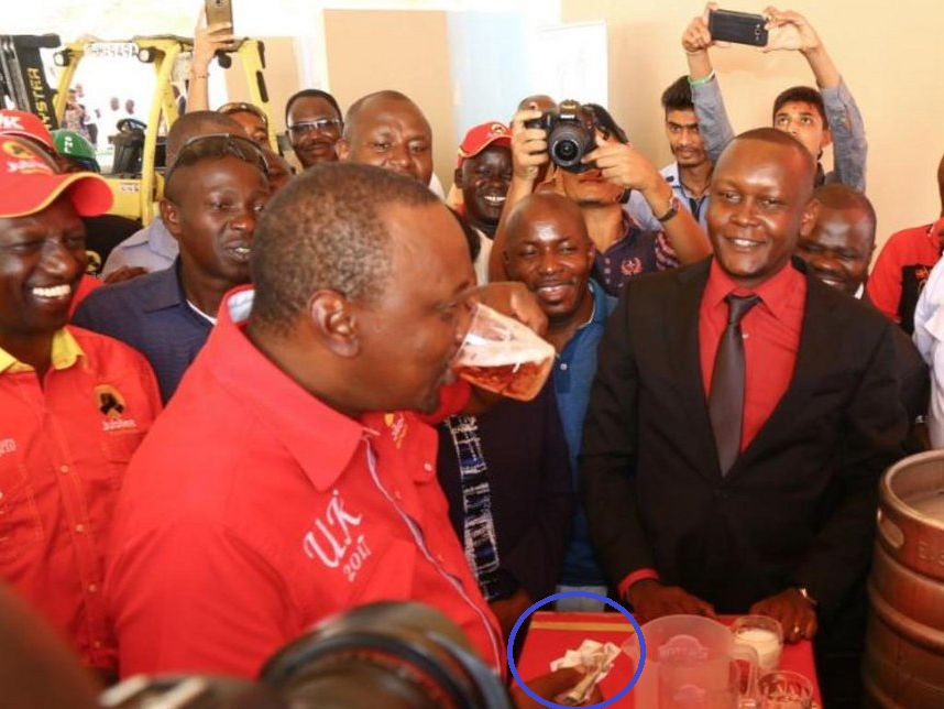 Rais wa Kenya azua utata kwa kunywa glasi moja ya bia kabla ya kuhutubia wananchi (Picha)