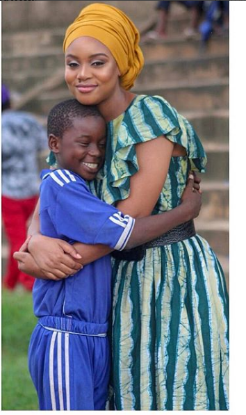 Jokate Aonesha Mapenzi Yake kwa Watoto, ni Baada ya Kuwafadhiri Katika Soka