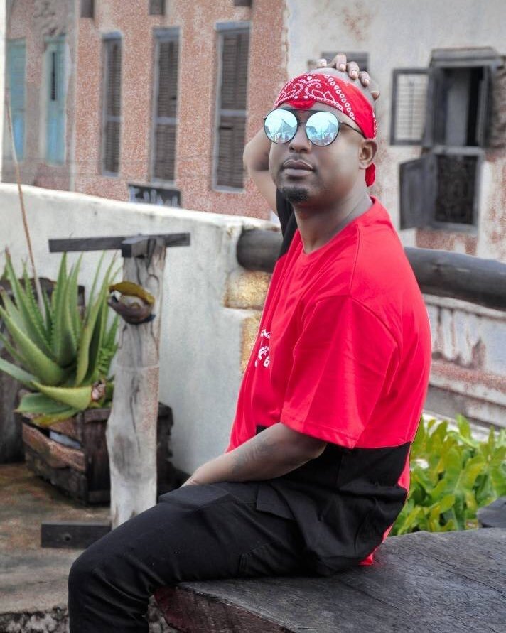 Mr. Blue Awainulia Mikono Ali Kiba na Diamond