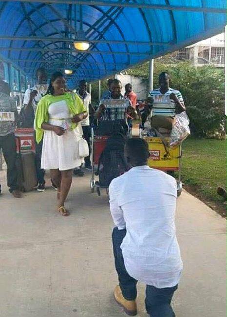 Man proposes to Musummer girlfriend at the Airport