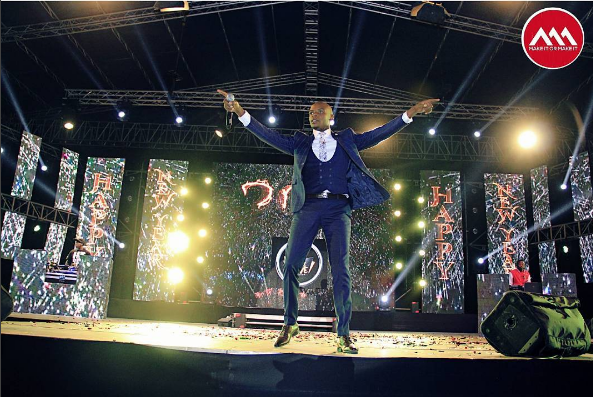 Pesa iko kwa wingi! Jimmy Gait makes it rain during his Nakuru concert and throws his expensive watch to the crowd