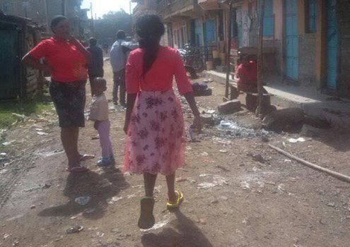 Back to the ghetto after Kes 3.5 million wedding! Kes 100 wedding bride Ann Mutura spotted counting coins while walking with oversize slippers in her slum neighborhood (Photos)