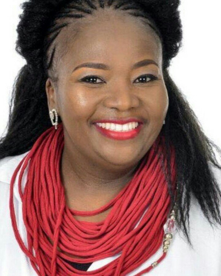 Recovering Winnie Khumalo performs for president Robert Mugabe