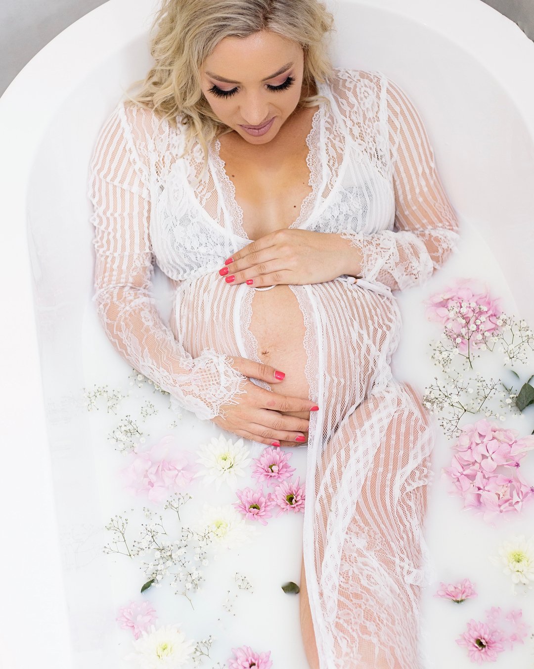Roxy Burger gives birth to baby girl (Photo)