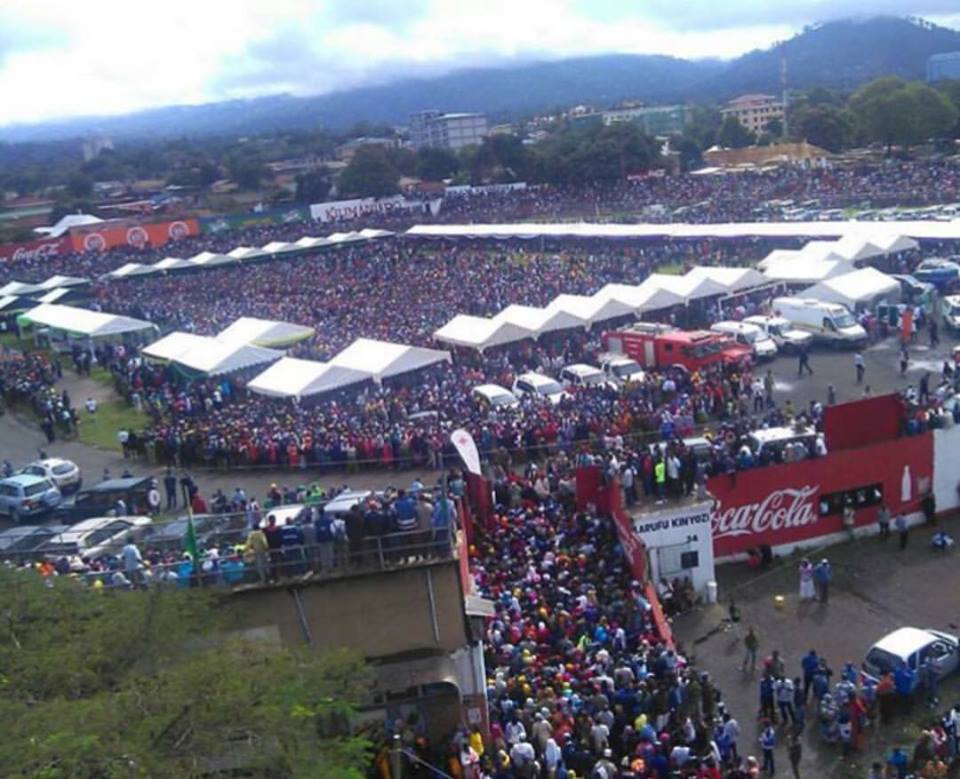 Simanzi nzito! Wananchi wafurika uwanjani Arusha kuaga miili ya wanafunzi 32 (Picha)