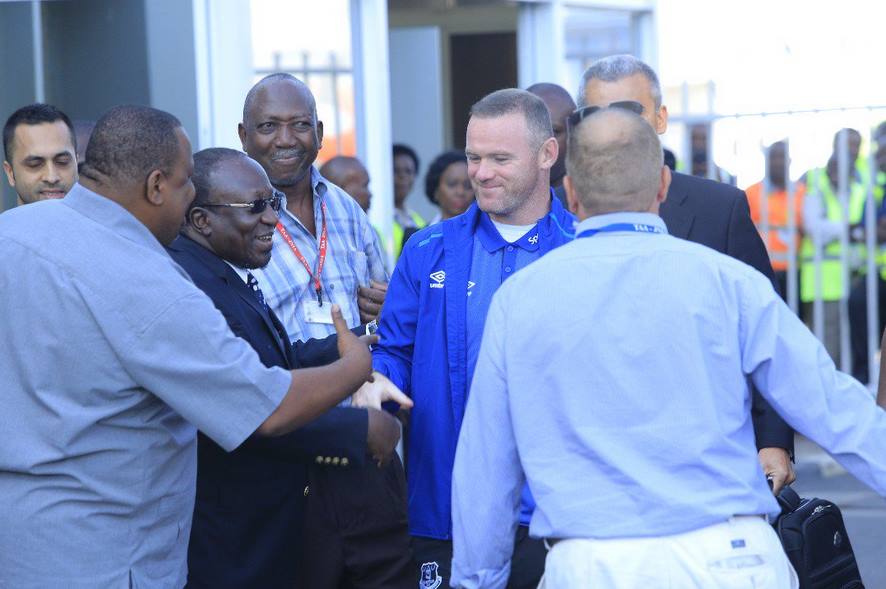 Picha 5 za Wayne Rooney akitua Tanzania na timu yake mpya
