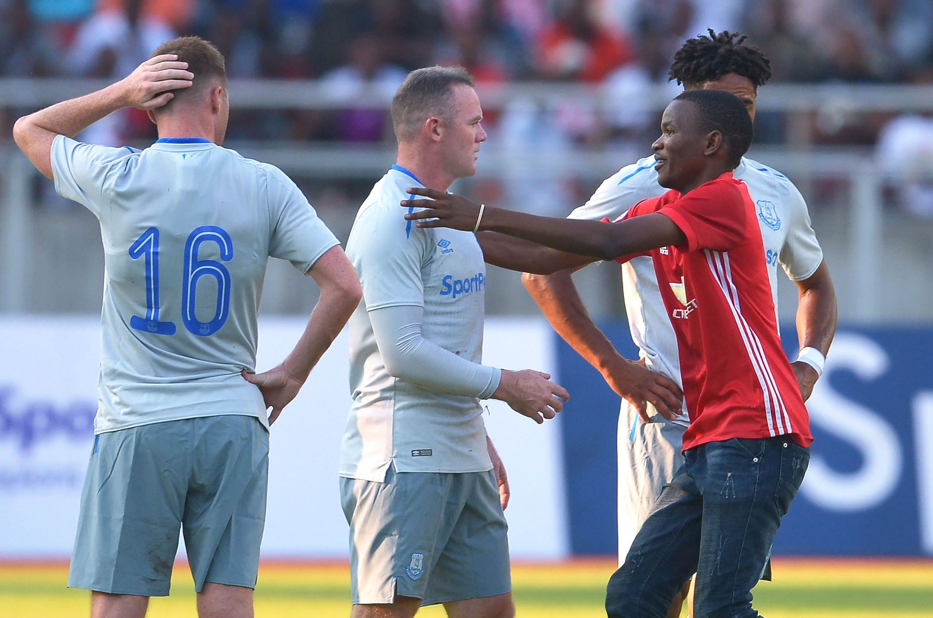 Picha 5 za shabiki wa Man United aliyeingia uwanjani kumkumbatia Rooney Gor Mahia ikimenyana na Everton