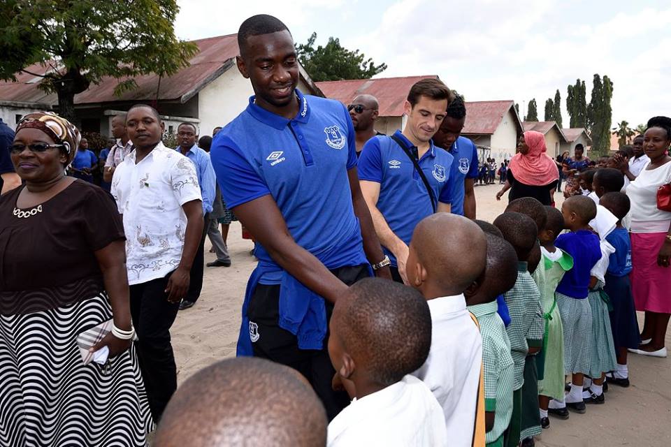 Picha: Wachezaji wa Everton watangamana na wanafunzi Dar es Salaam