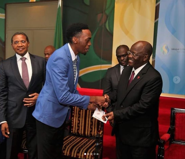 Godlucky Haamini kukutana na Raisi na Kumpa Mkono.