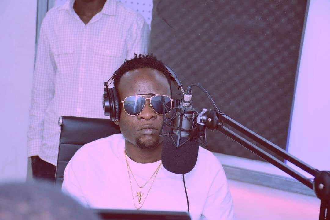 Msanii Coyo Apewa Kichapo na Mashabiki Kwenye Shoo Tarime