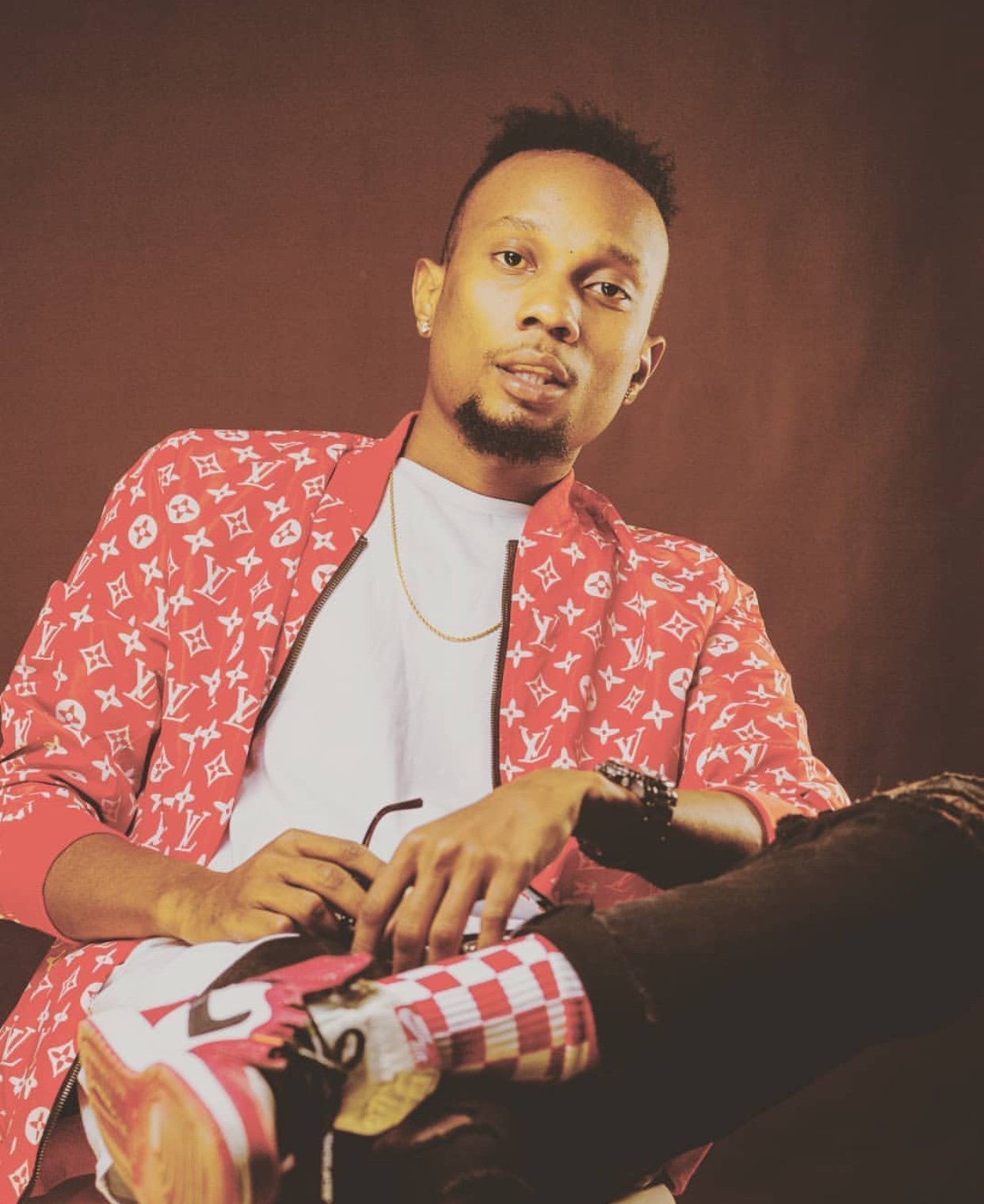 Billnas Adai Hawezi Kuwa na Mwanamke Anayejichubua