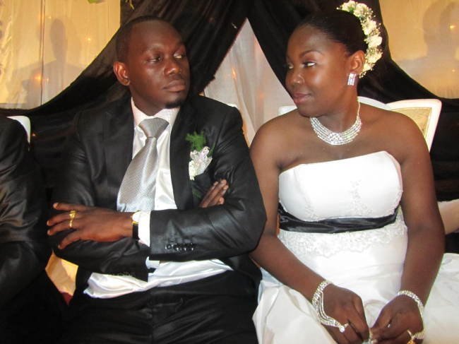 Thea Apewa Ruksa Ya Kuolewa na Mumewe