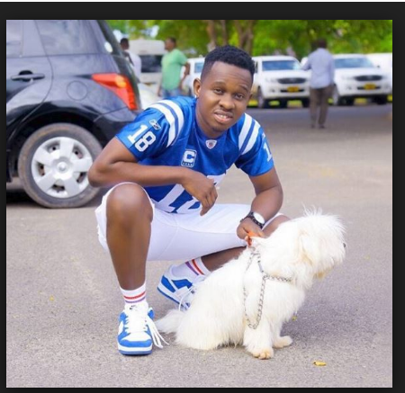 Lavalava Azimia Jukwaani , ni Baada  ya Kupigwa Busu na Shabiki.