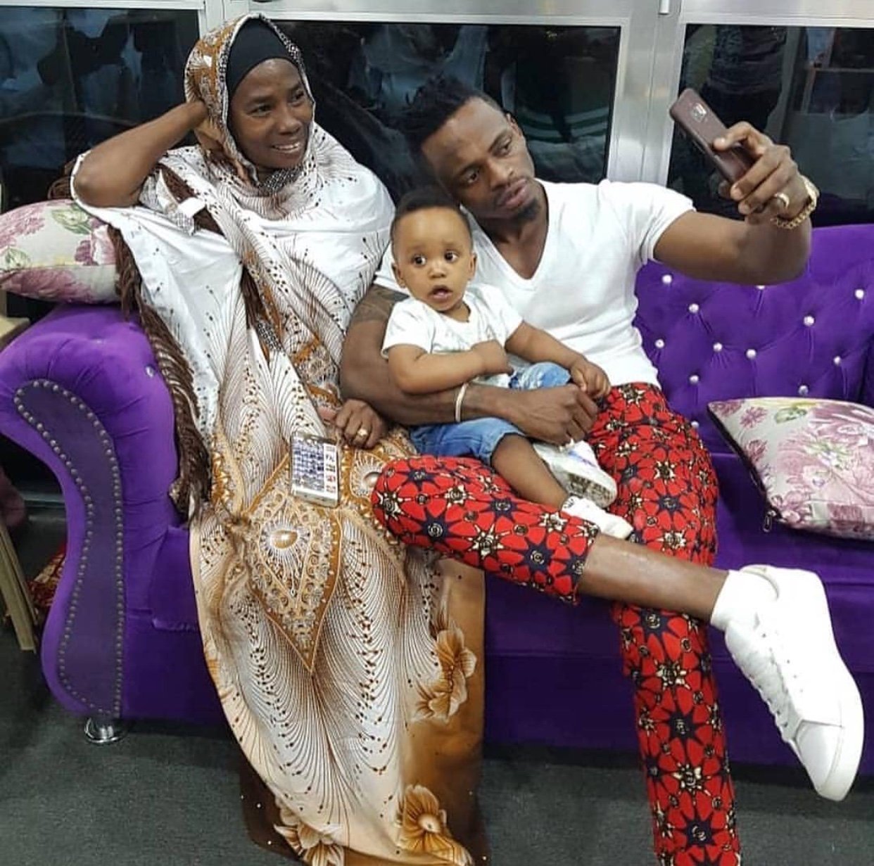 Mtoto wa Hamisa Uso Kwa Uso na Familia Ya Diamond (picha)