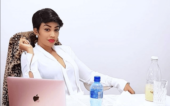 Kisa Umri Fake, Zari Ashikiliwa  Uwanja wa Ndege.
