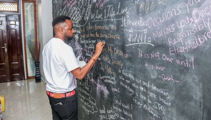 Nikki wa pili Awaingiza Wasanii Wenzake Darasani