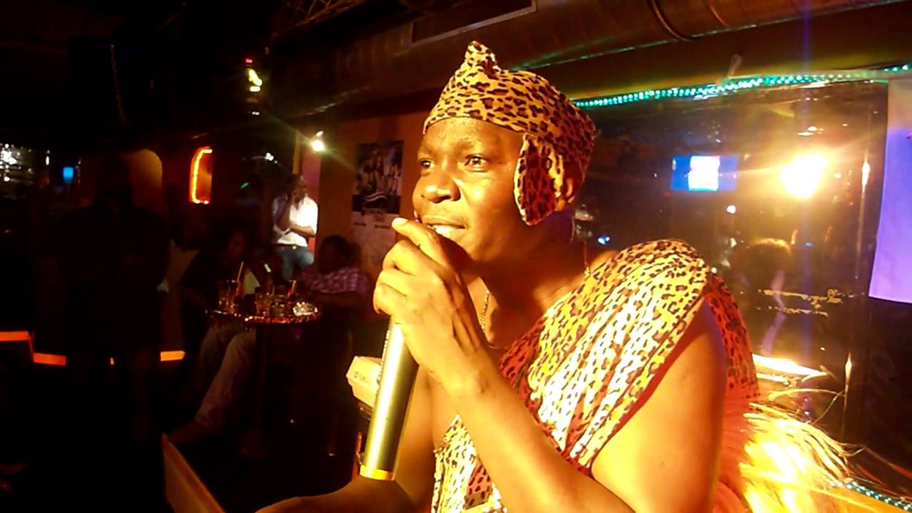 Celebrated Luo singer Tony Nyadundo roughs up female clinical officer before fleeing by jumping over perimeter wall