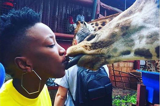 You just cheated on Nameless! Wahu Kisses a giraffe, Kenyans react online
