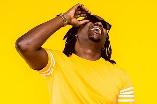 Ignored! Nyashinski shares how fan embarrassed him after requesting a photo with Jua Cali 