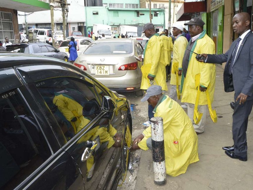 Nairobi resident mock Nairobi Kanjo after arrest