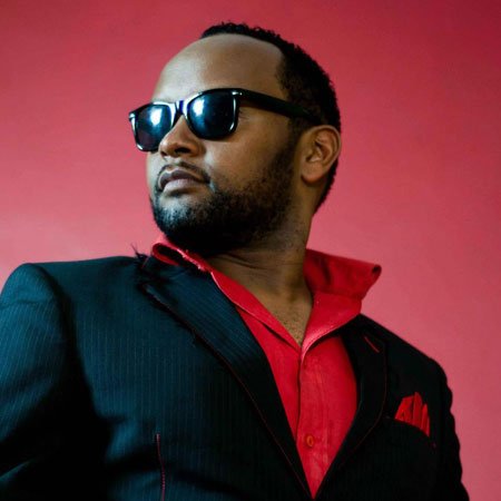 He is not poor! Gospel singer Mbuvi flaunts cash and spurs mixed reactions online
