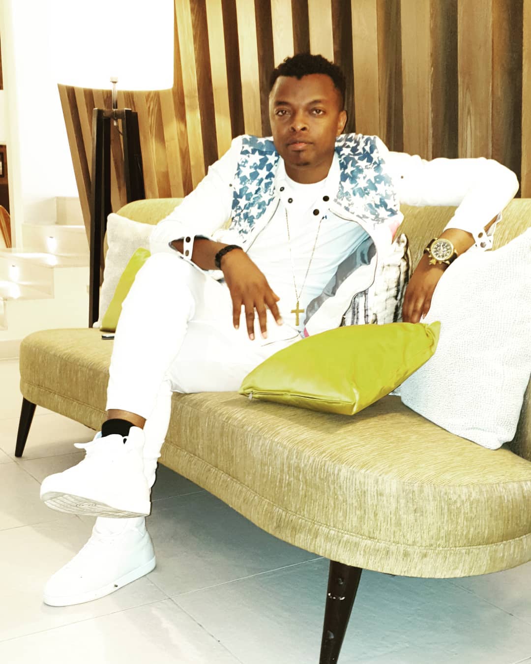 Vijanaaaa..! Ringtone declares self most handsome singer in Kenya, rewards self with a new car 