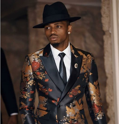 Diamond´s 30,000 comments plea in order to drop a new hit, leaves fans begging