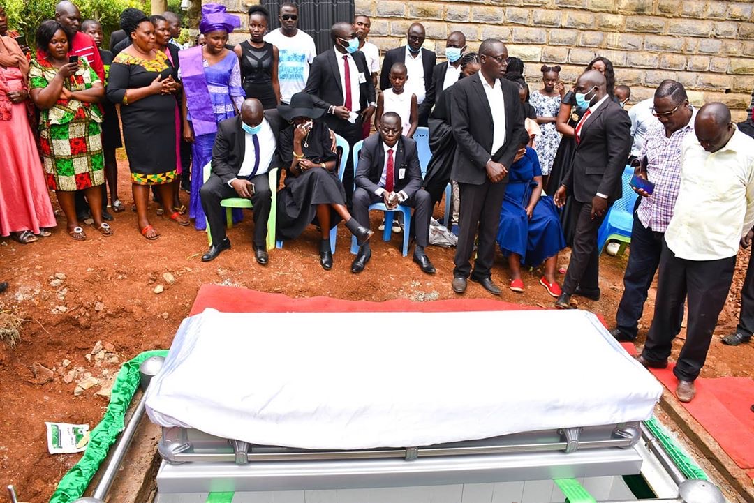 Sad, but It is well! Akothee’s brother breaks down during his late wife’s final send off (Photos)