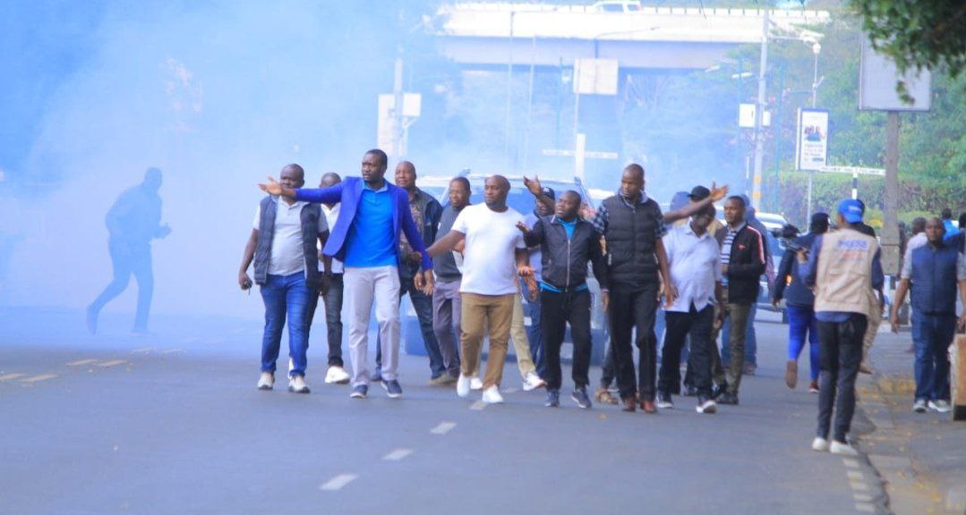 #Maandamano: Police in Kisumu overwhelmed by protesters