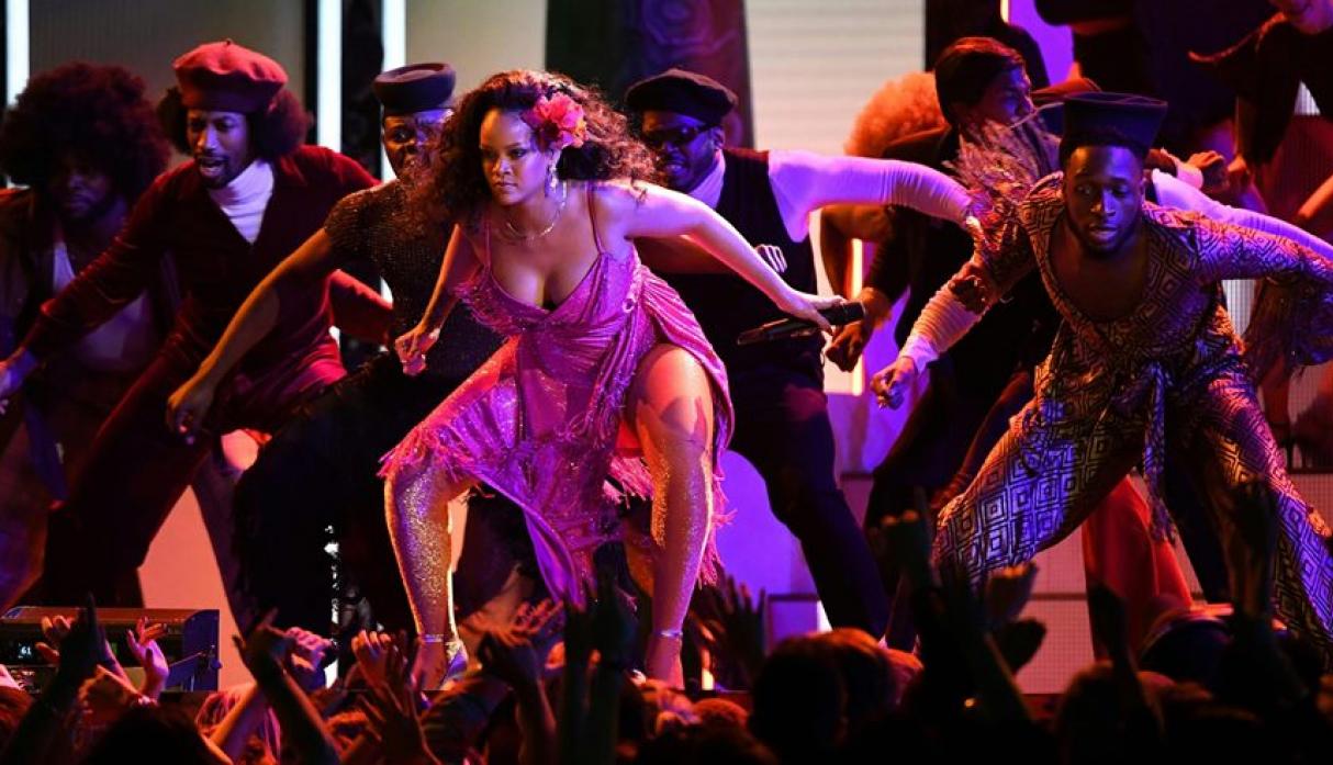 Watch : Rihanna do the gwara gwara dance on the Grammy’s stage