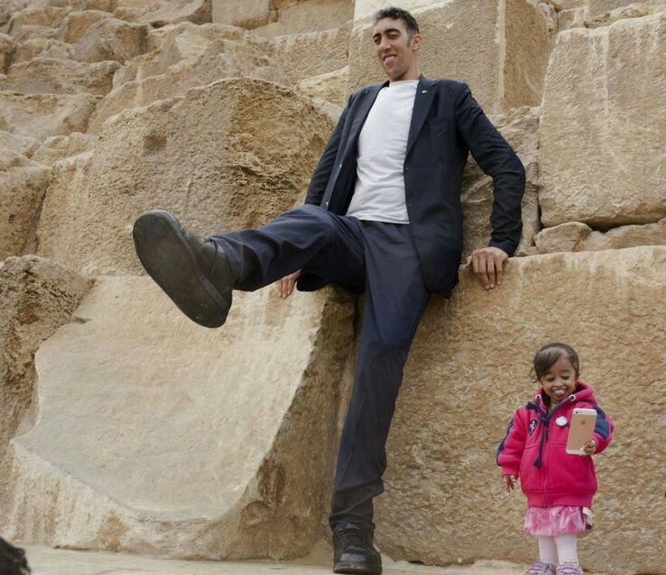 Watch: World’s tallest meets world’s shortest