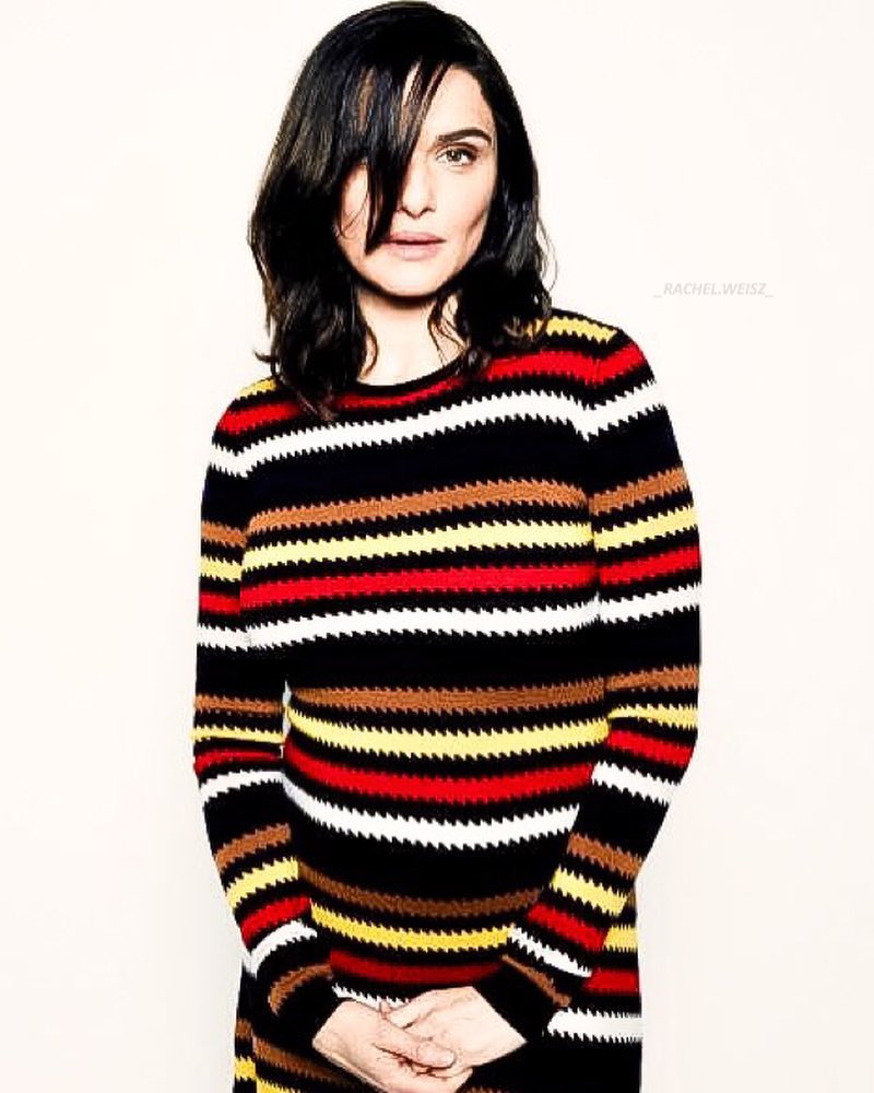 Rachel Weisz debuts baby bump