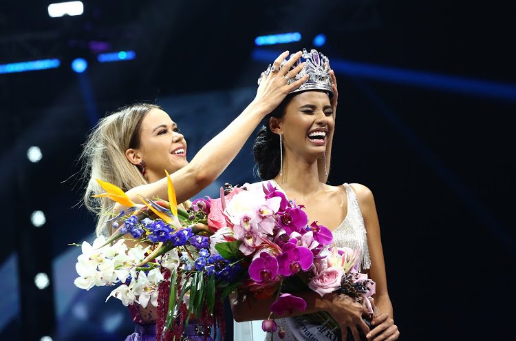 Tamaryn Green dazzles in yellow on Rooi Rose cover